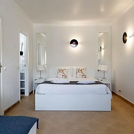 Vinyl Flat - Bed & Breakfast Lagos
