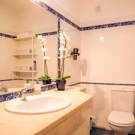 Vinyl Flat - Bed & Breakfast Lagos