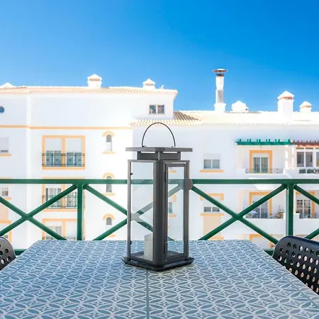 Bed & Breakfast Vinyl Flat -